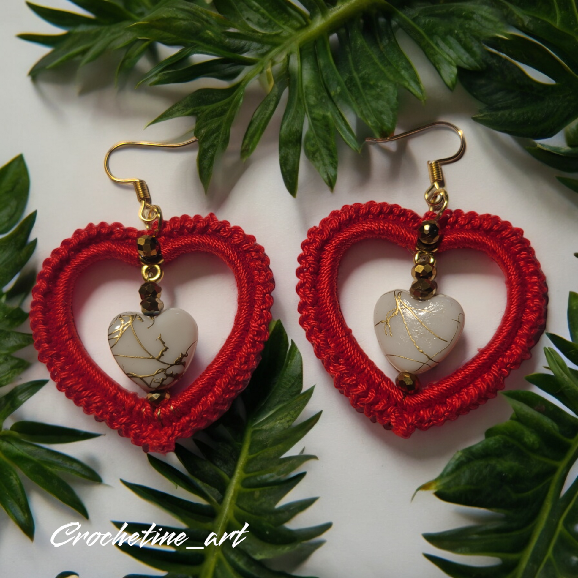 Boucles d'oreilles cœur Lovana au crochet de couleur rouge avec perles intermédiaires