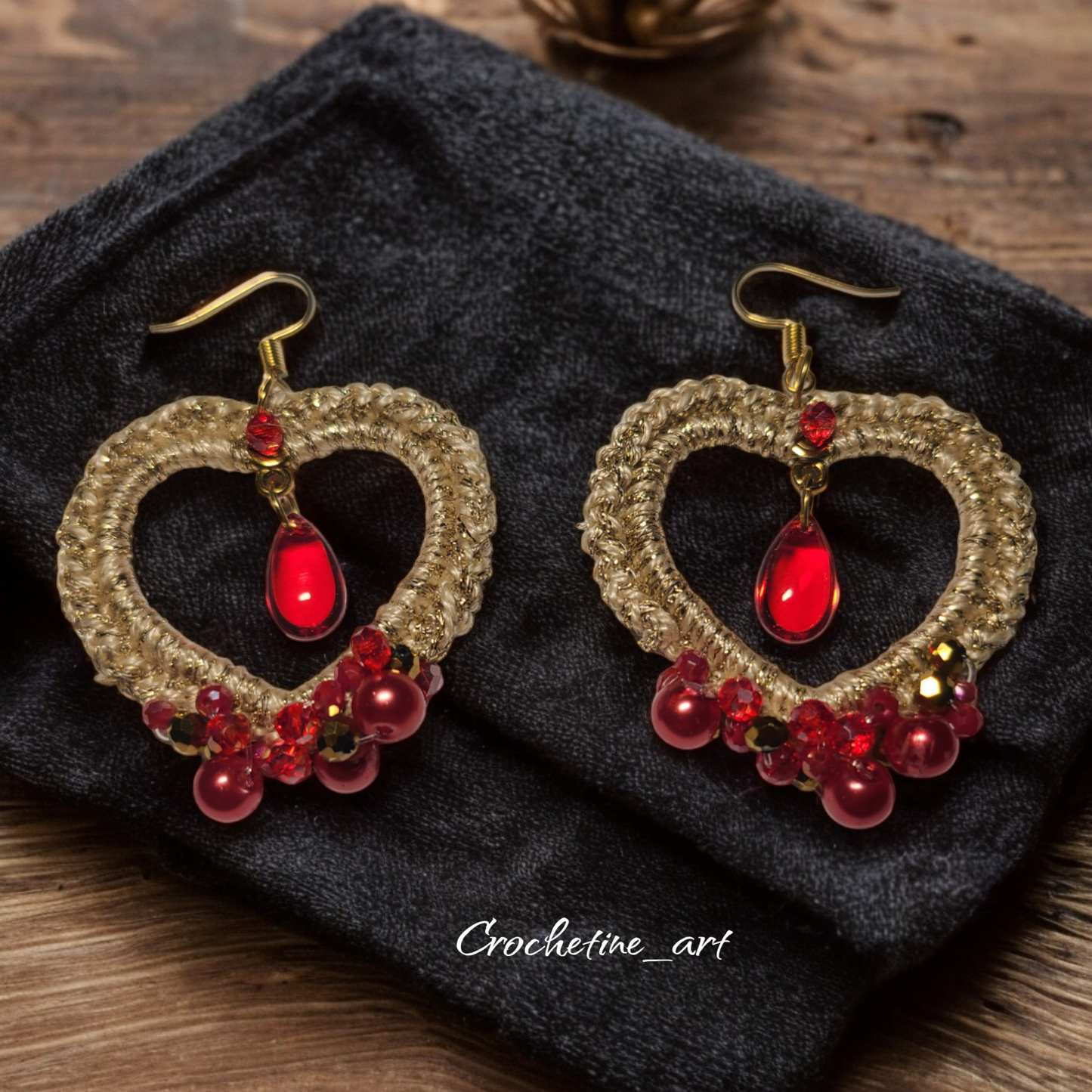 Boucles d'oreilles cœur au crochet de couleur beige avec perles et breloques  de couleur rouge