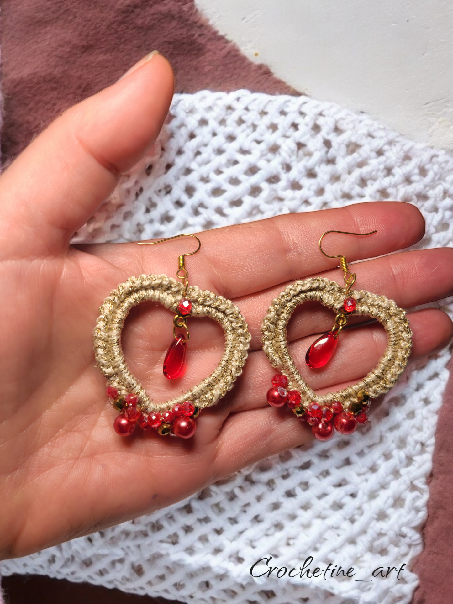 Boucles d'oreilles cœur au crochet de couleur beige avec perles et breloques  de couleur rouge