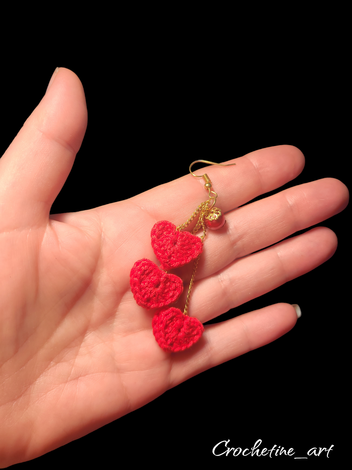 Boucles d'oreilles tombantes cœur au crochet de couleur rouge avec perles de culture (imitation) et petites chainettes 