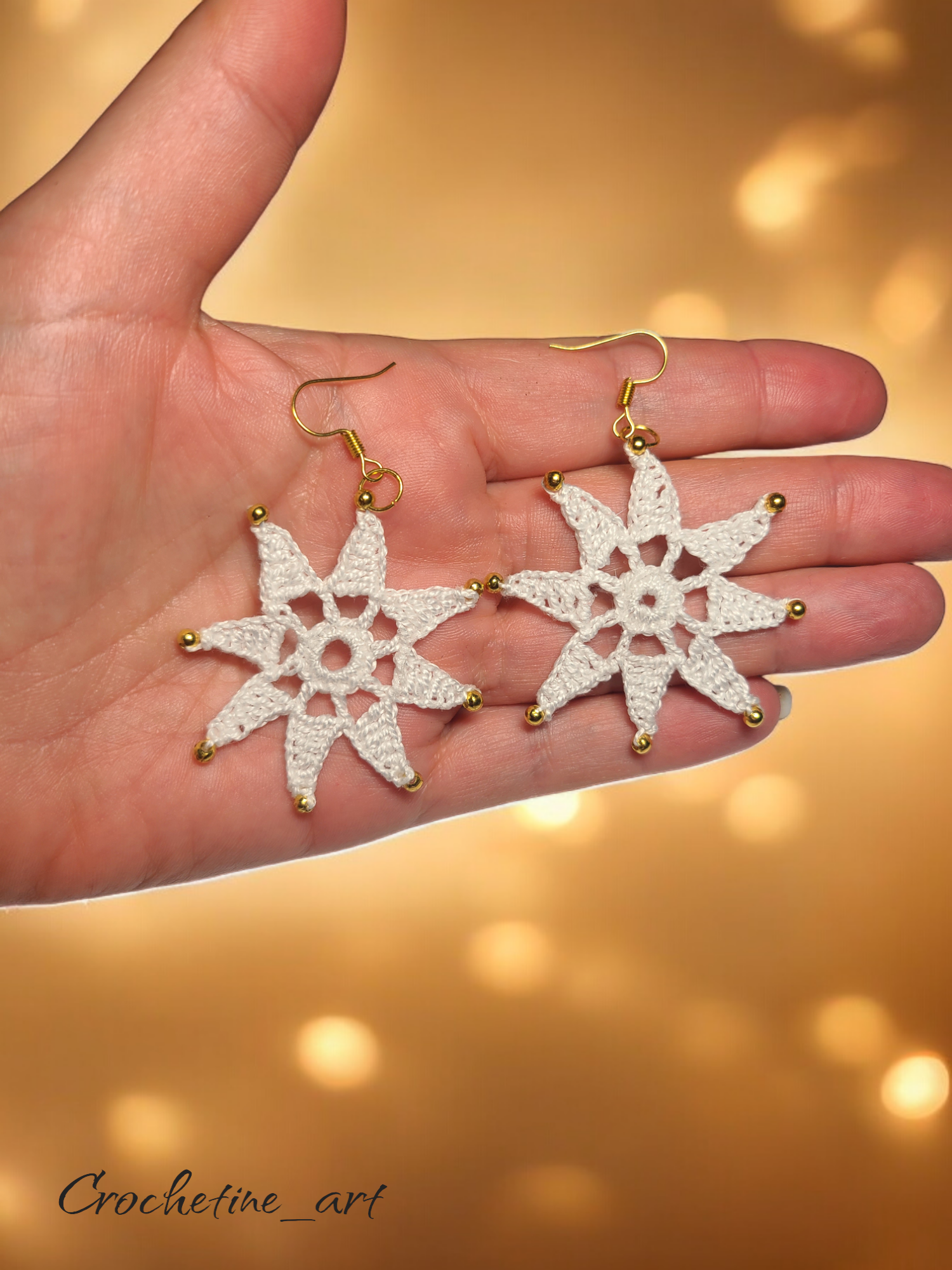 Boucles d'oreilles étoile au crochet de couleur blanche avec perles dorées