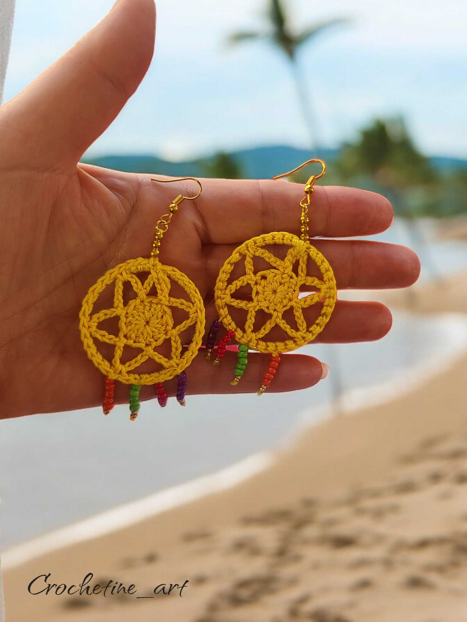 Boucles d'oreilles créoles au crochet  de couleur jaune avec perles de rocailles multicolore