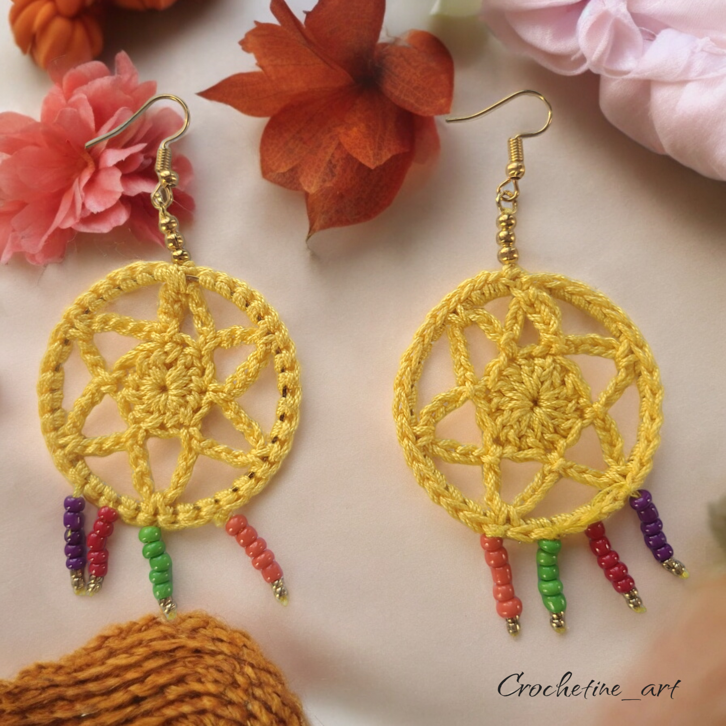 Boucles d'oreilles créoles au crochet  de couleur jaune avec perles de rocailles multicolore