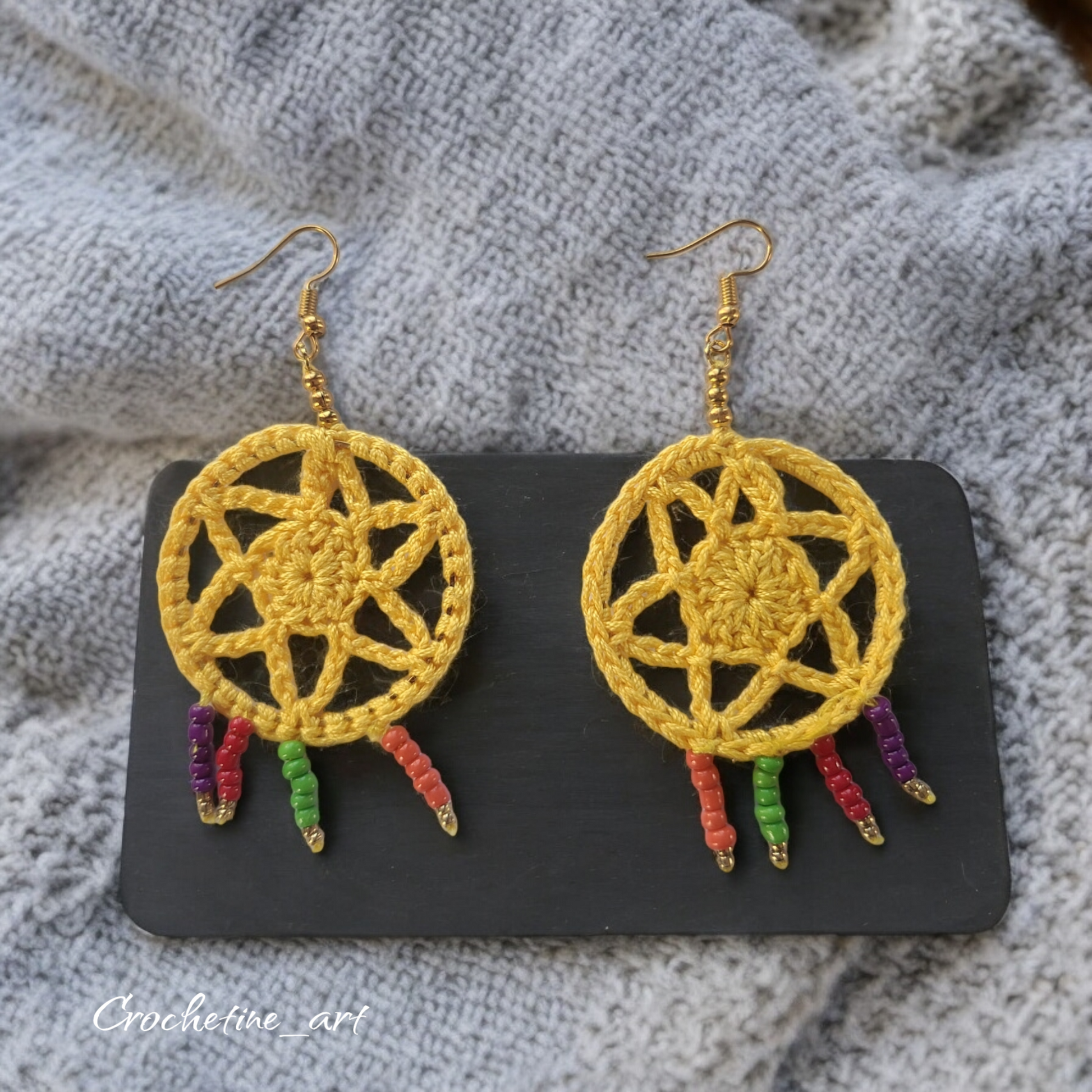 Boucles d'oreilles créoles au crochet  de couleur jaune avec perles de rocailles multicolore