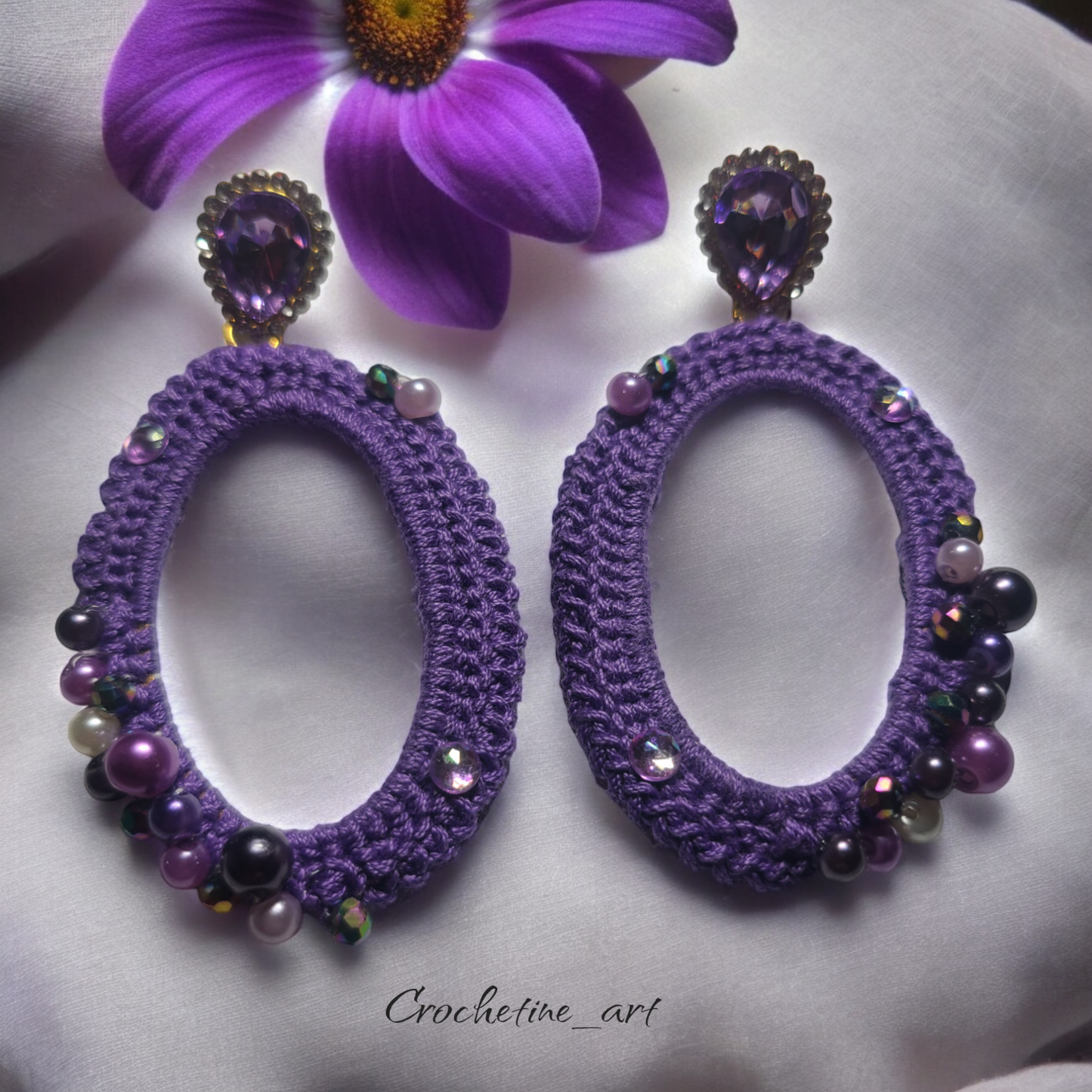 Boucles d'oreilles ovales au crochet de couleur violette avec perles strass et perles de culture (imitation)