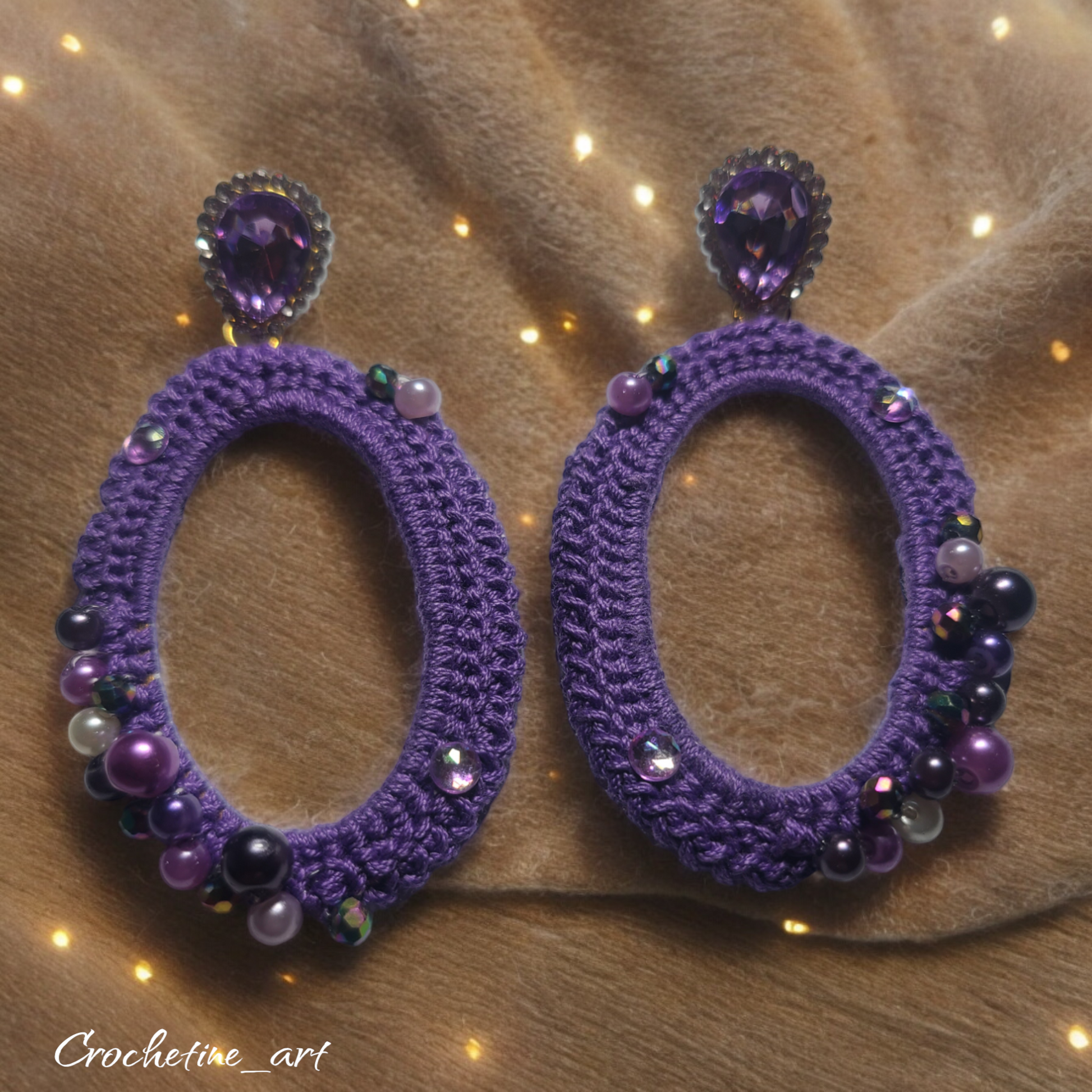 Boucles d'oreilles ovales au crochet de couleur violette avec perles strass et perles de culture (imitation)