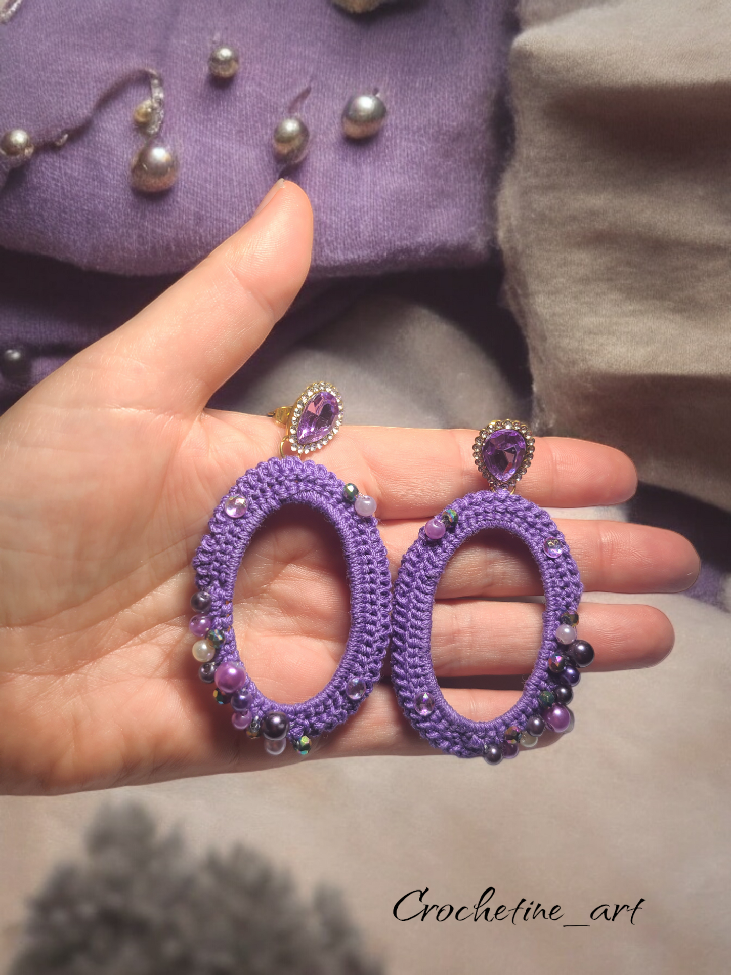 Boucles d'oreilles ovales au crochet de couleur violette avec perles strass et perles de culture (imitation)