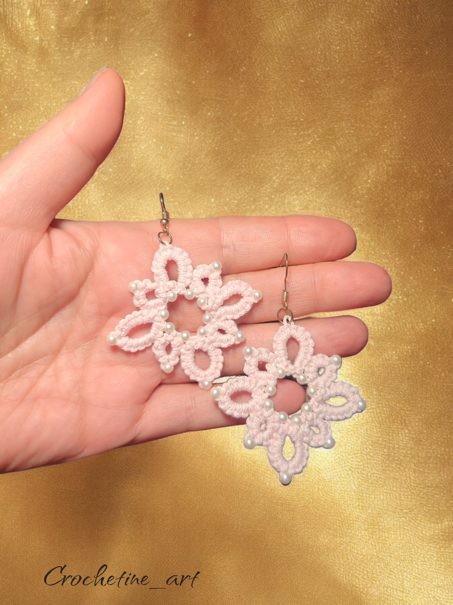 Boucles d'oreilles pendantes au crochet de couleur rose avec perles de culture (imitation)