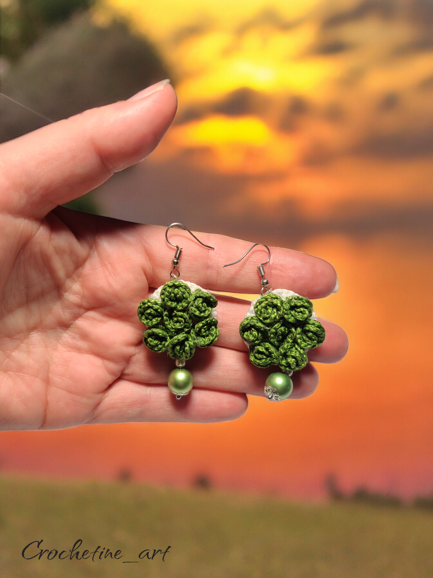 Boucles d'oreilles pendantes au crochet de couleur verte avec petites roses crochetées et perles