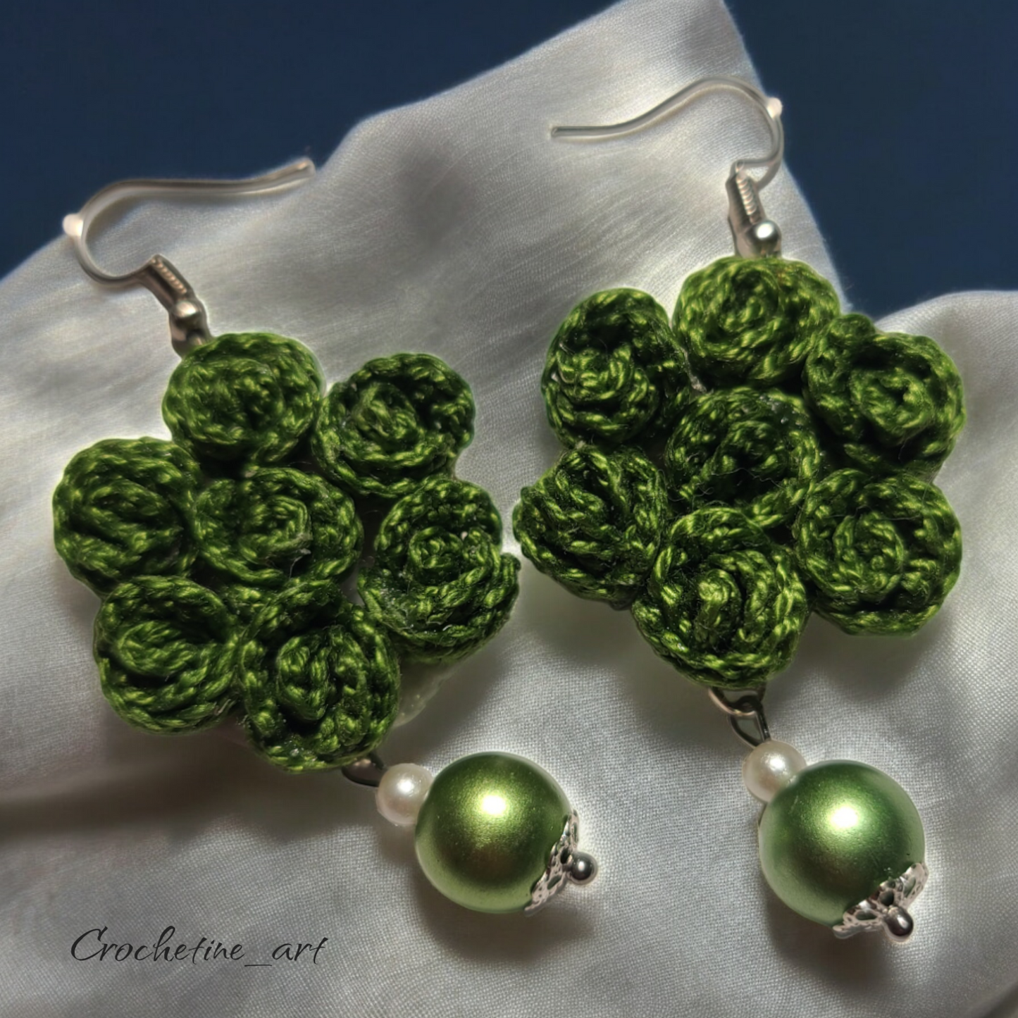 Boucles d'oreilles pendantes au crochet de couleur verte avec petites roses crochetées et perles