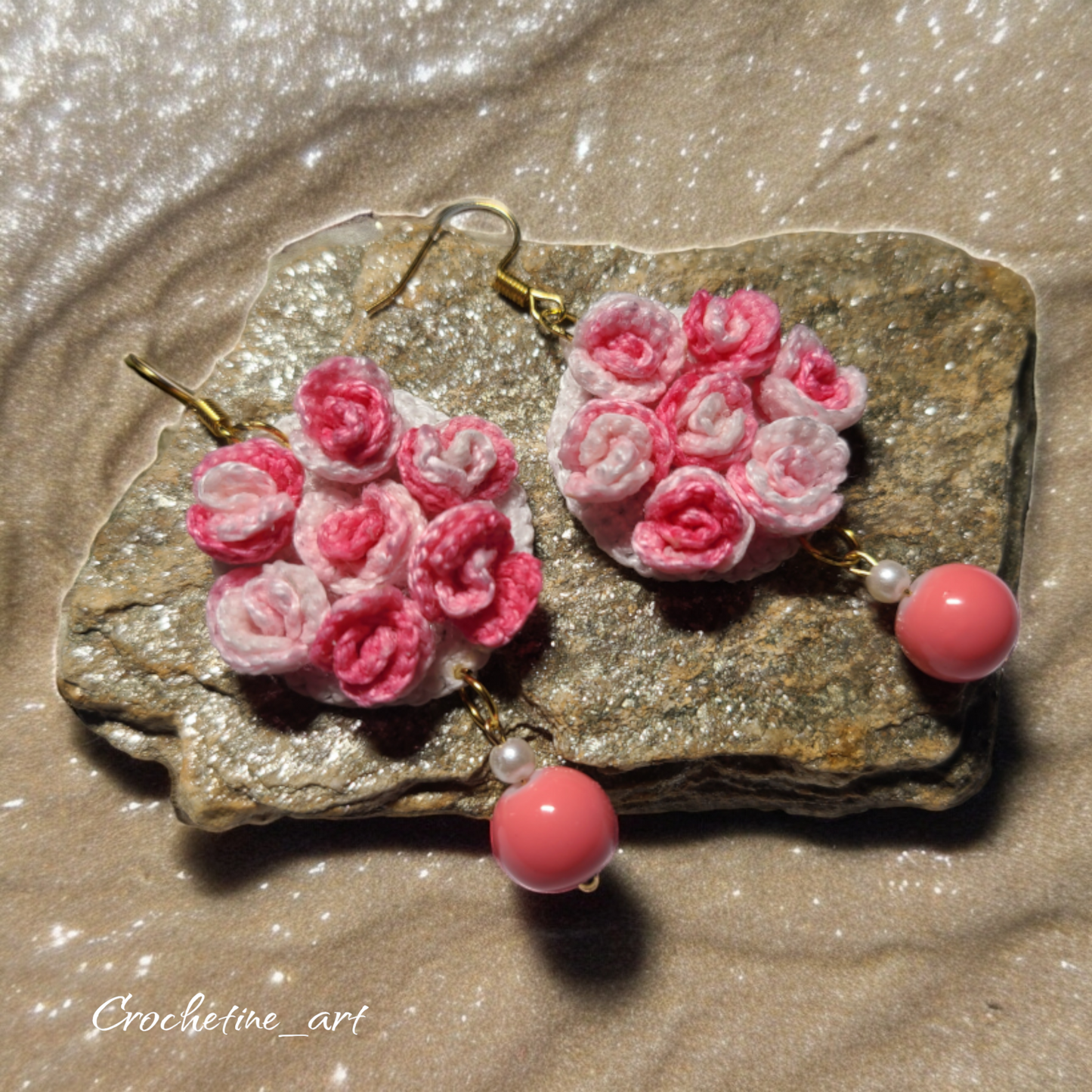 Boucles d'oreilles pendantes au crochet de couleur rose avec perles de verre et perles de culture (imitation)