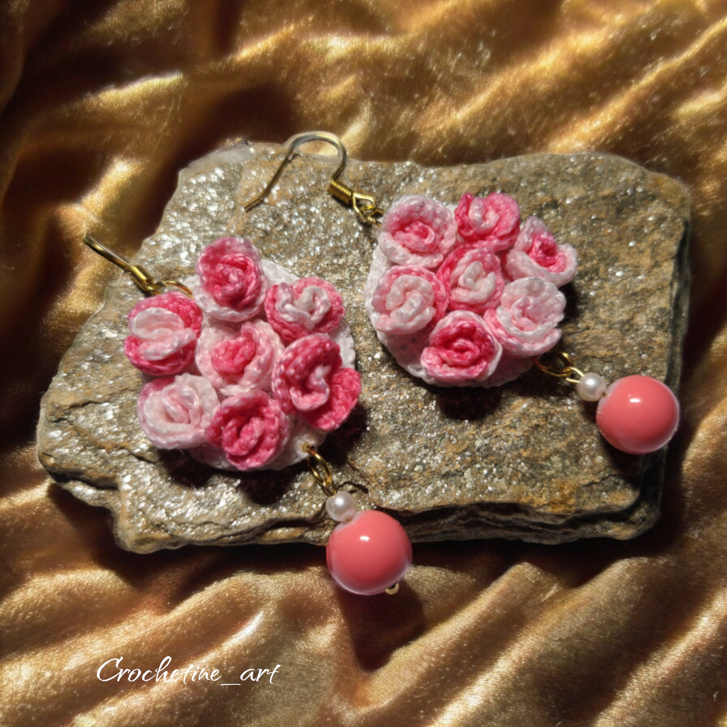 Boucles d'oreilles pendantes au crochet de couleur rose avec perles de verre et perles de culture (imitation)