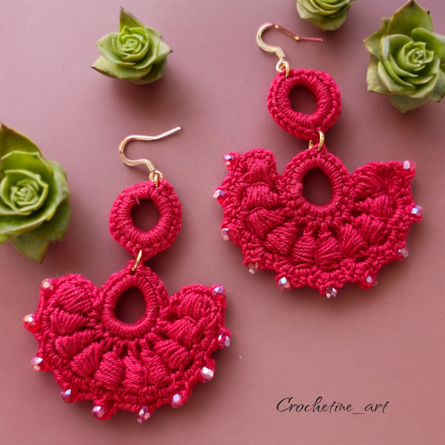 Boucles d'oreilles pendantes au crochet artisanal de couleur rouge avec perles  de cristal rouge