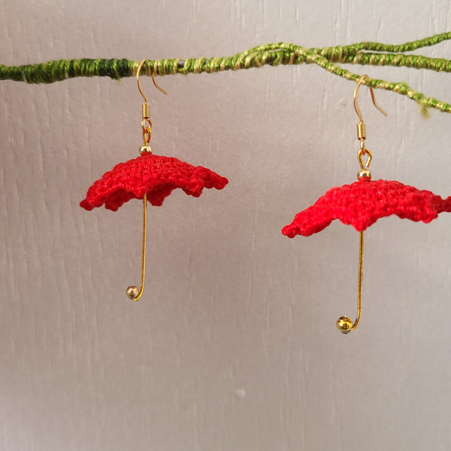 Boucles d'oreilles parapluie Rihanna au crochet fait main avec fil coton de couleur rouge petites perles dorée avec apprêt de bijou en plaqué or ou argent sterling 925 hypoallergénique