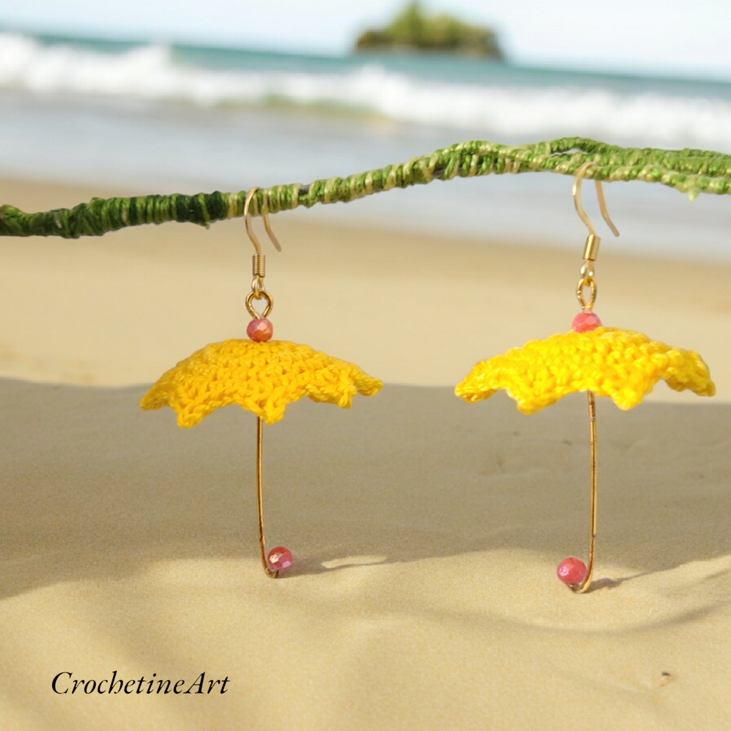 Boucles d'oreilles parapluie Rihanna au crochet fait main avec fil coton de couleur jaune petites perles dorée avec apprêt de bijou en plaqué or ou argent sterling 925 hypoallergénique