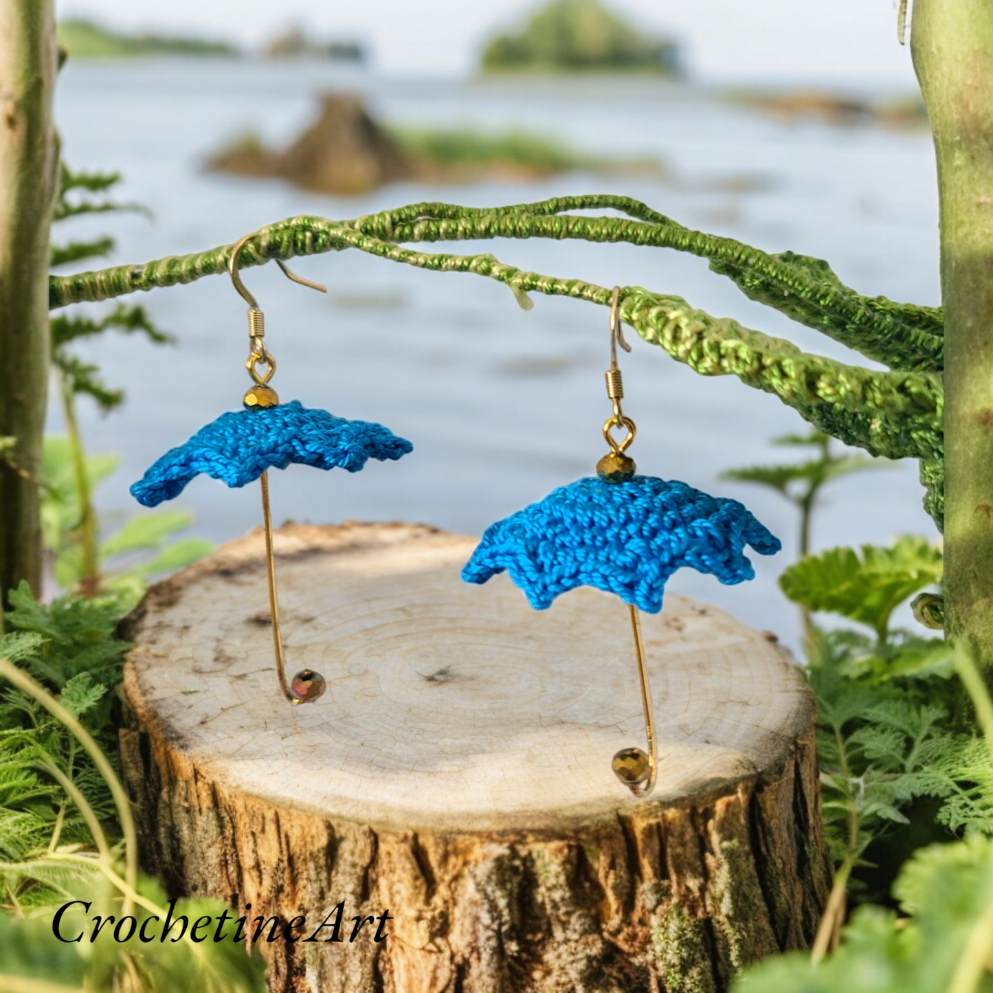 Boucles d'oreilles parapluie Rihanna au crochet fait main avec fil coton de couleur bleu petites perles dorée avec apprêt de bijou en plaqué or ou argent sterling 925 hypoallergénique