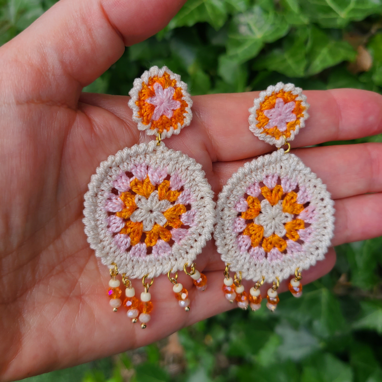 Boucles d'oreilles créoles granny square Coline. Boucles d'oreilles au crochet en fil coton beige rose et orange avec perles de rocaille et cristal