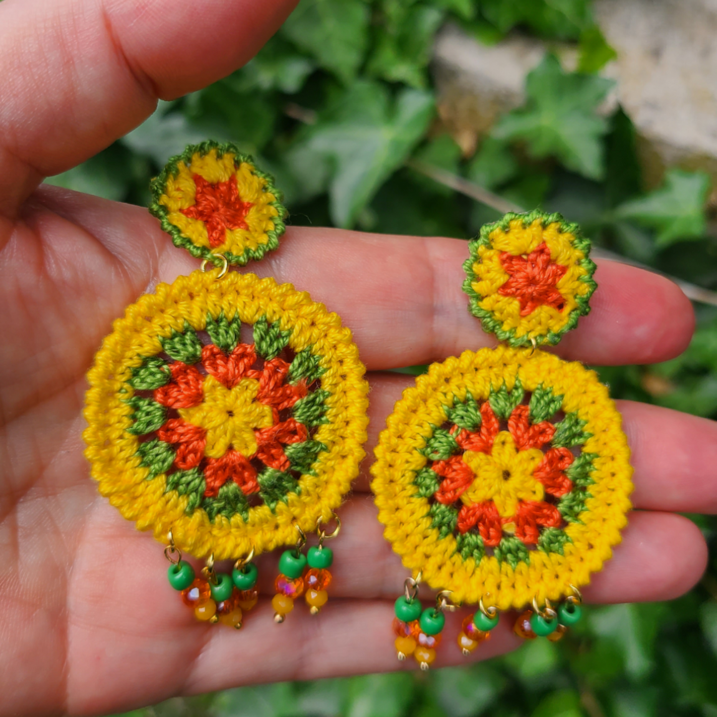 Boucles d'oreilles créoles granny square Coline. Boucles d'oreilles au crochet en fil coton jaune, vert et orange avec perles de rocaille et cristal