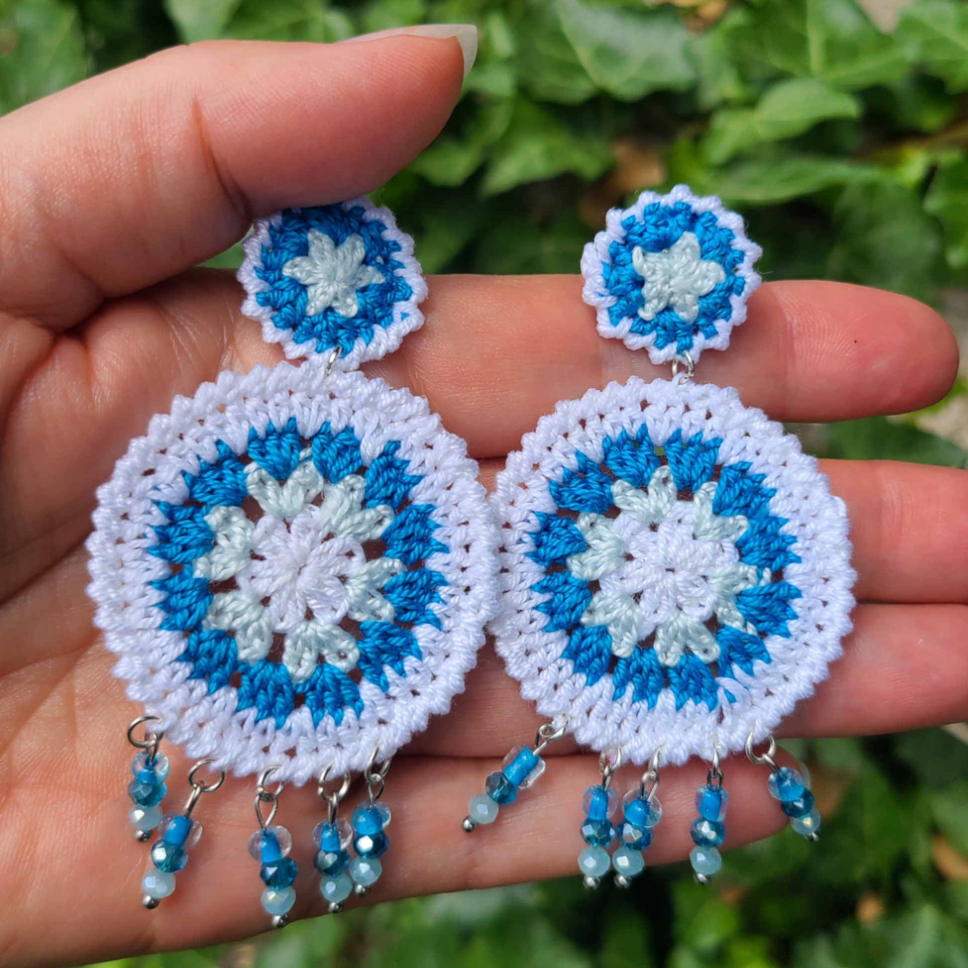 Boucles d'oreilles créoles granny square Coline. Boucles d'oreilles au crochet en fil coton blanc et bleu avec perles de rocaille et cristal