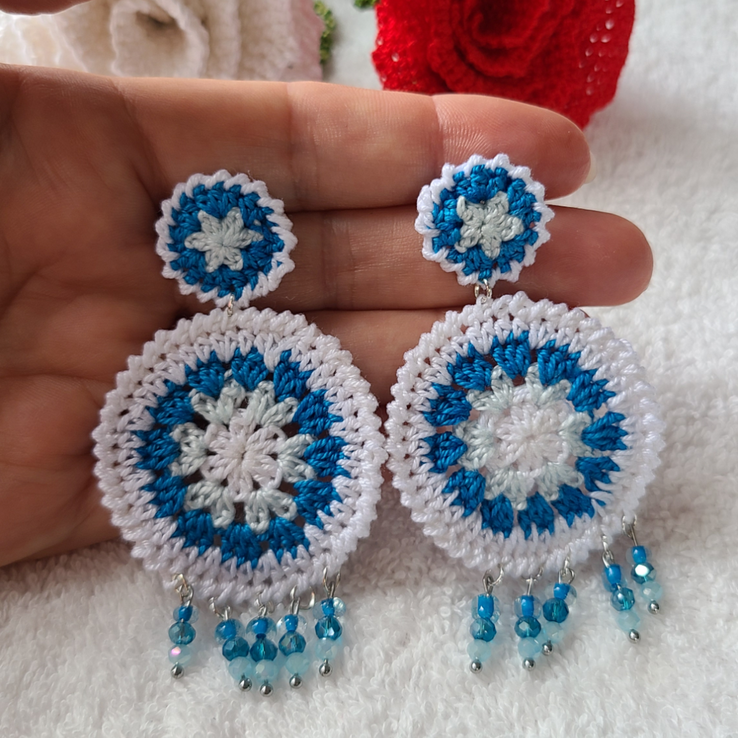 Boucles d'oreilles créoles granny square Coline. Boucles d'oreilles au crochet en fil coton blanc et bleu avec perles de rocaille et cristal