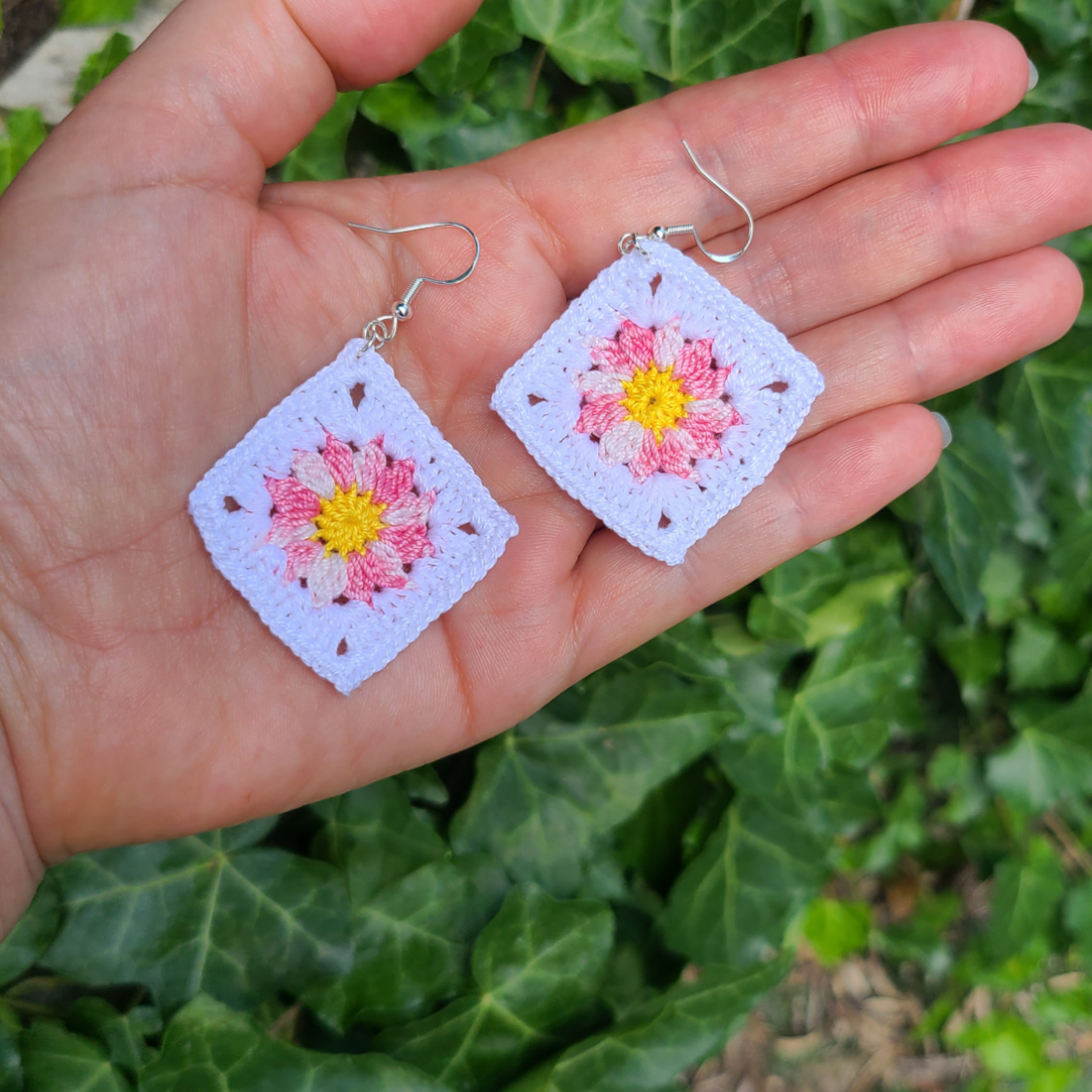 Boucles d'oreilles Granny Square Wendy boucles d'oreilles artisanales au crochet fait main avec fil coton 100 % de couleur blanche, rose et jaune