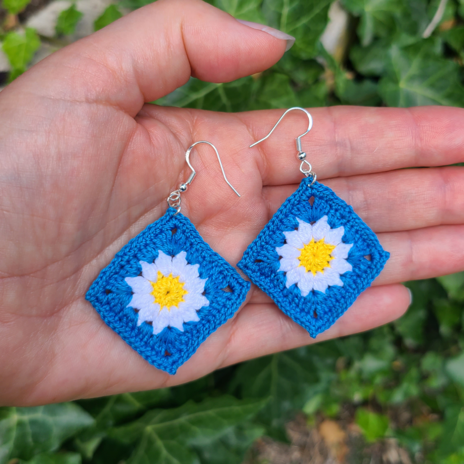 Boucles d'oreilles Granny Square Wendy boucles d'oreilles artisanales au crochet fait main avec fil coton 100 % de couleur bleue, blanche et jaune