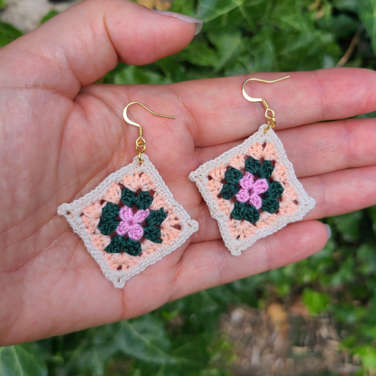 Boucles d'oreilles Granny Square Lally au crochet fait main avec fil coton 100 % de couleur rose, vert, pêche, et beige