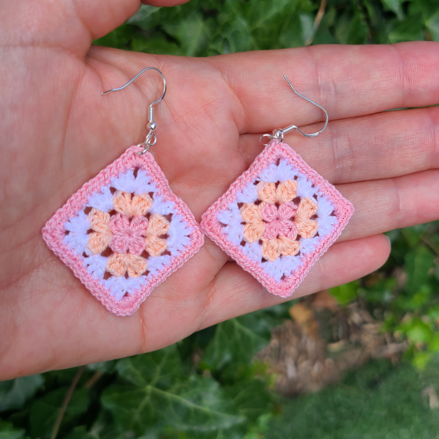 Boucles d'oreilles Granny Square Lally au crochet fait main avec fil coton 100 % de couleur rose, blanc et pêche