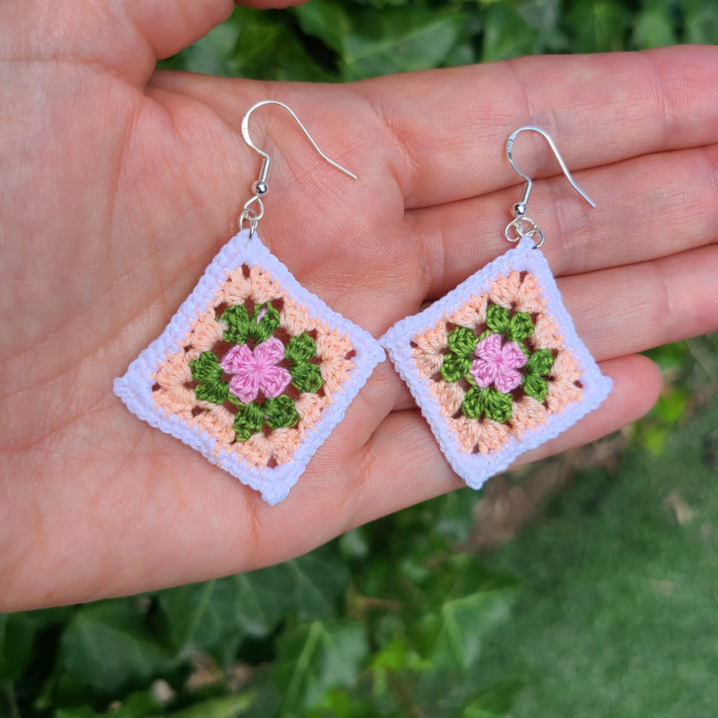 Boucles d'oreilles Granny Square Lally au crochet fait main avec fil coton 100 % de couleur, blanche, pêche, vert et rose