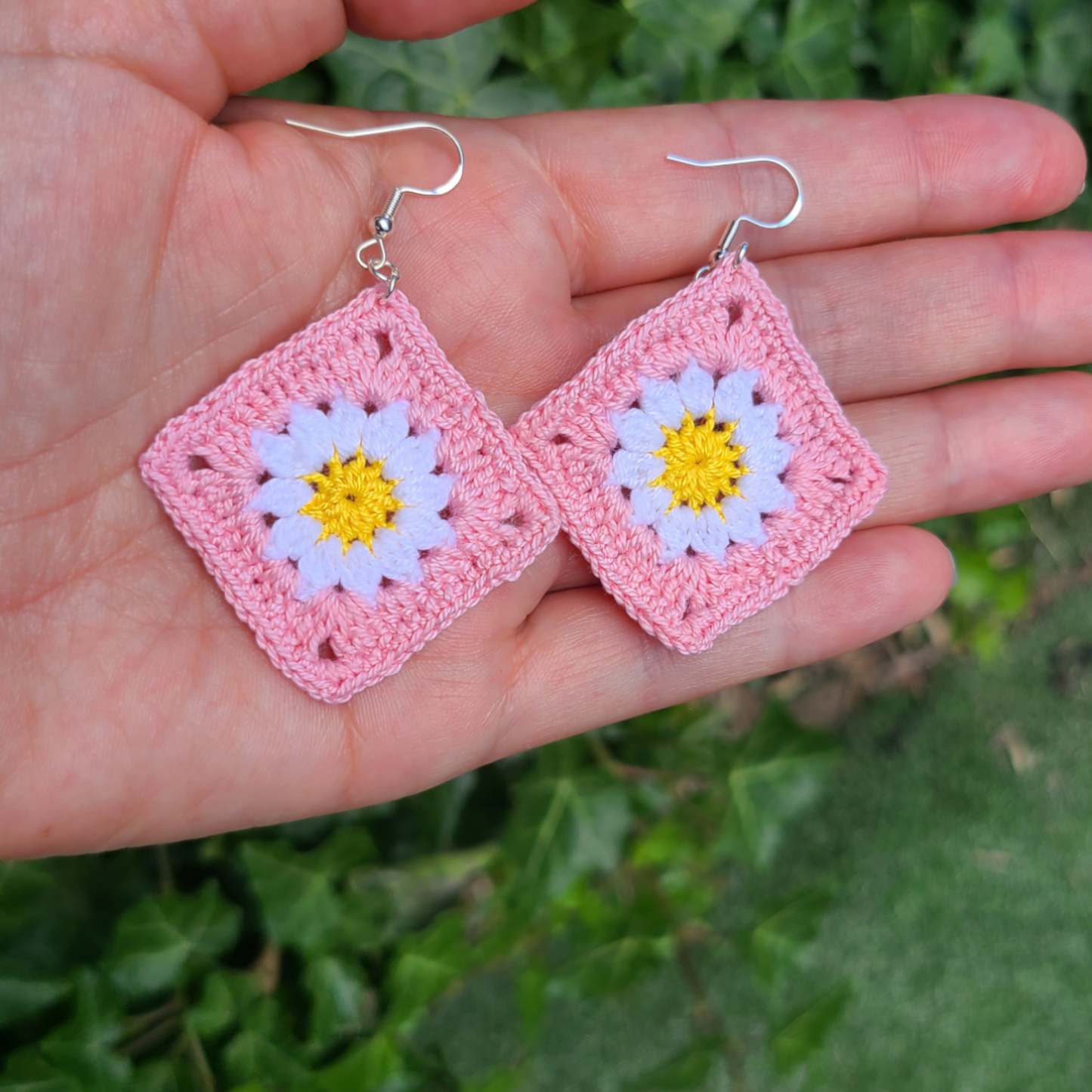 Boucles d'oreilles Granny Square Wendy boucles d'oreilles artisanales au crochet fait main avec fil coton 100 % de couleur rose, blanche et jaune