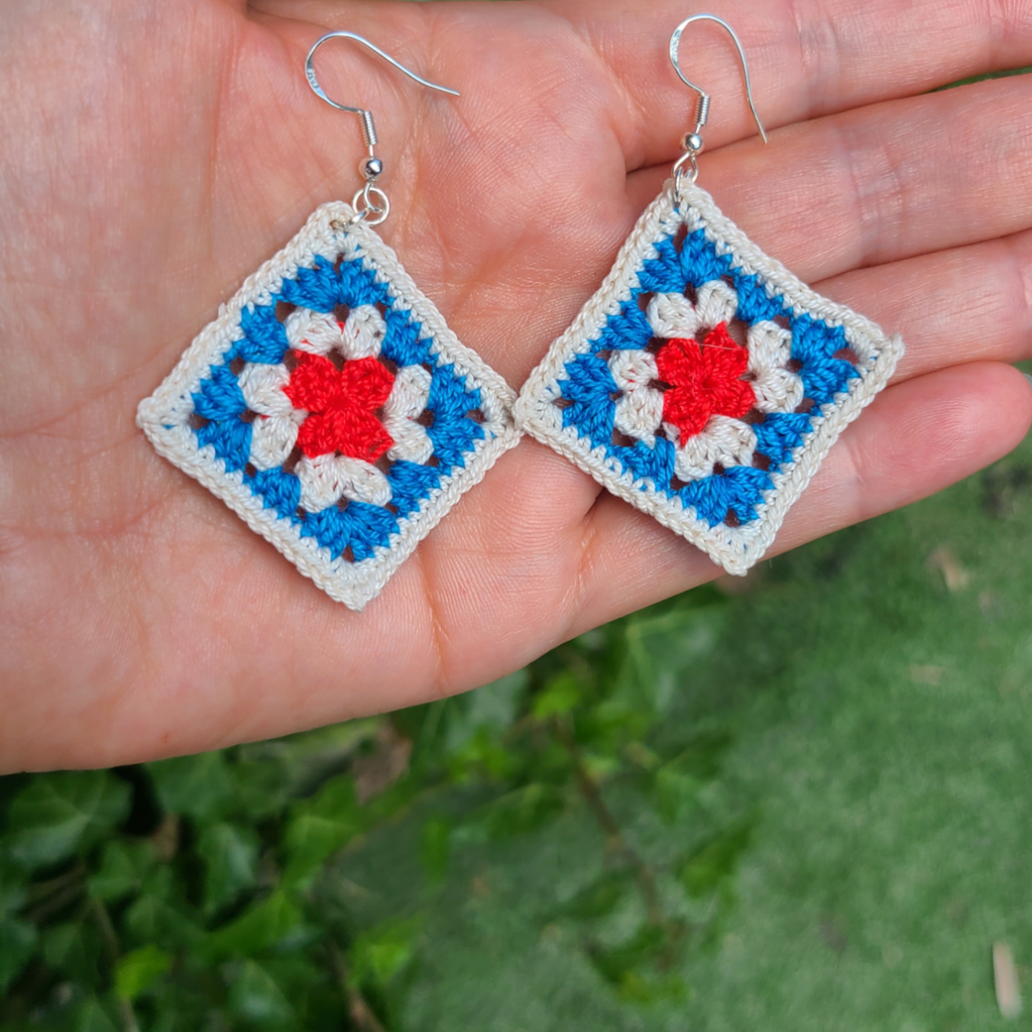 Boucles d'oreilles Granny Square Lally au crochet fait main avec fil coton 100 % de couleur beige, bleu et rouge