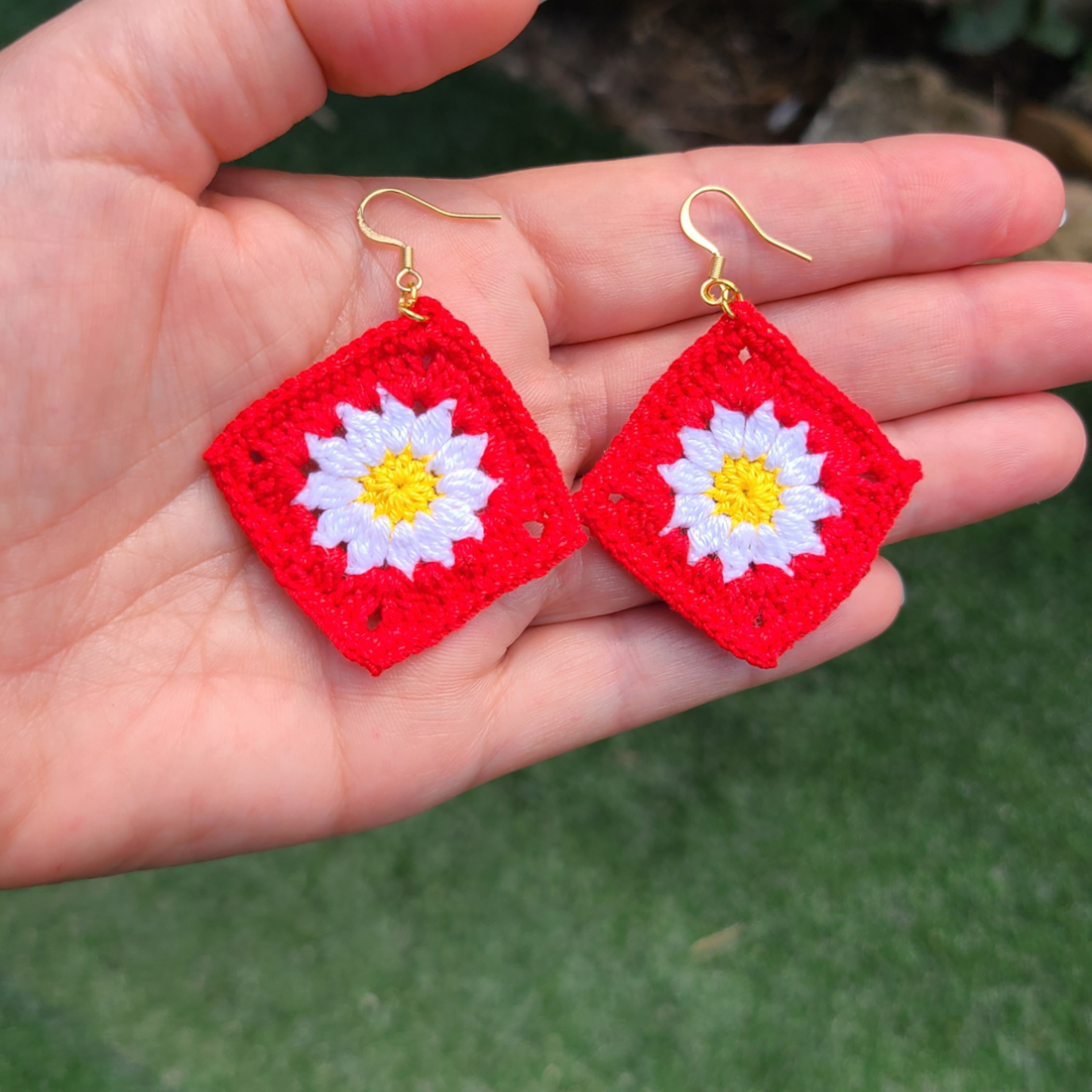 Boucles d'oreilles Granny Square Wendy boucles d'oreilles artisanales au crochet fait main avec fil coton 100 % de couleur rouge, blanche, et jaune