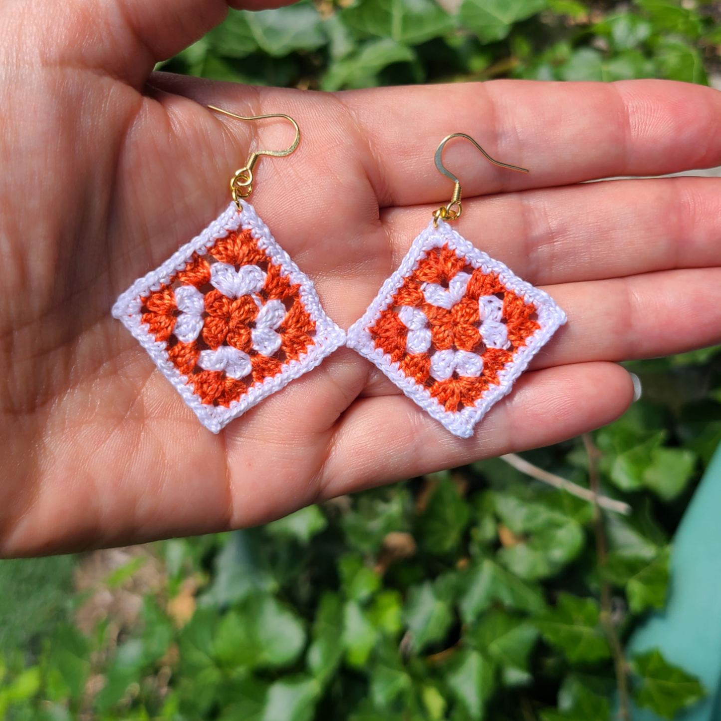 Boucles d'oreilles Granny Square Lally au crochet fait main avec fil coton 100 % de couleur blanc et  orange rouille