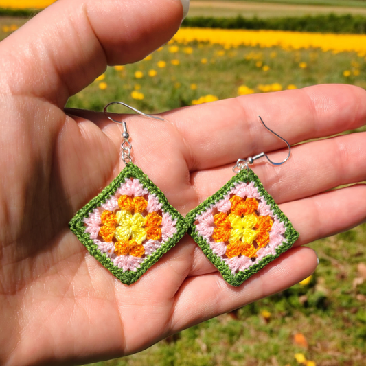 Boucles d'oreilles Granny Square Lally au crochet fait main avec fil coton 100 % de couleur jaune, orange, rose et vert