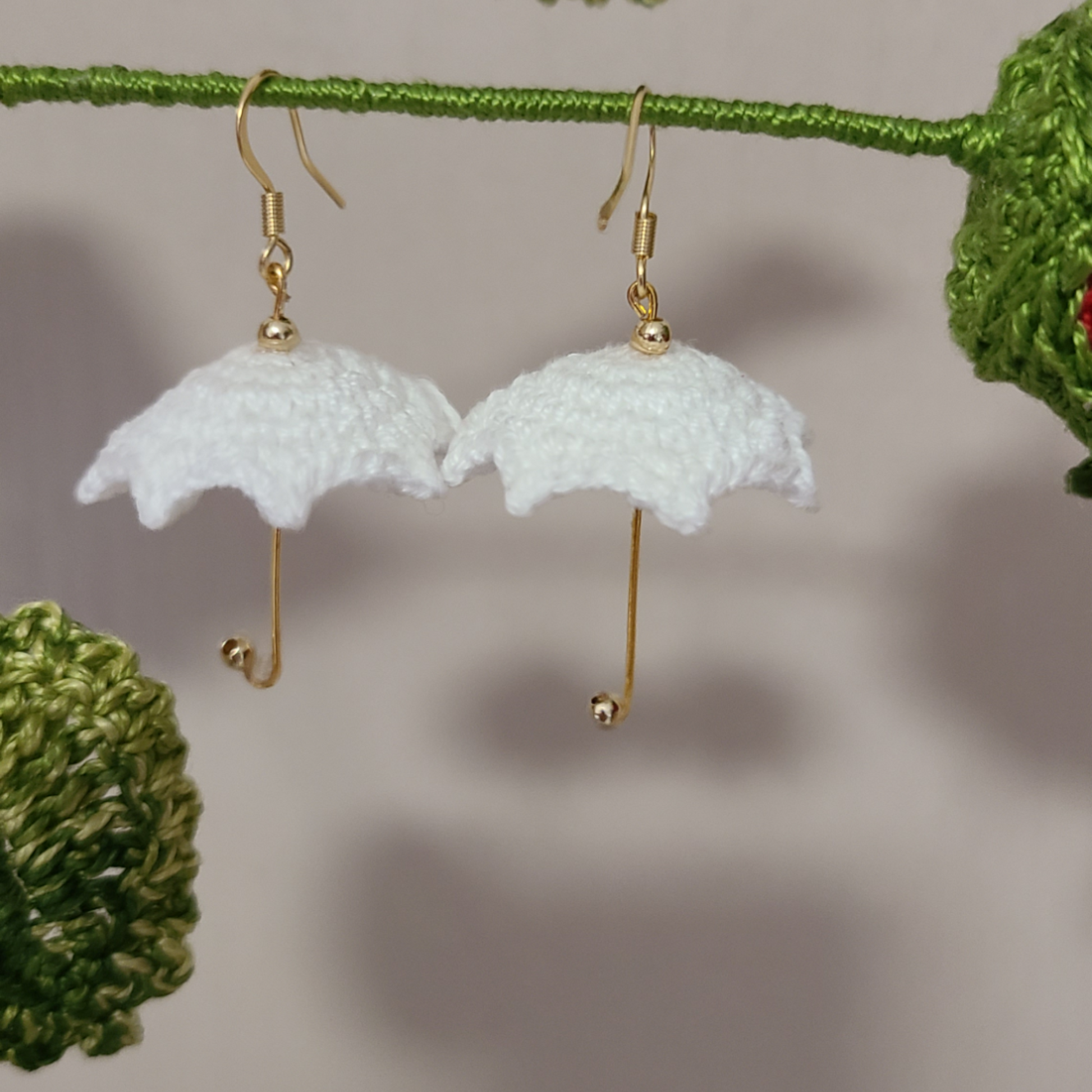 Boucles d'oreilles parapluie Rihanna au crochet fait main avec fil coton de couleur blanc petites perles dorée avec apprêt de bijou en plaqué or ou argent sterling 925 hypoallergénique