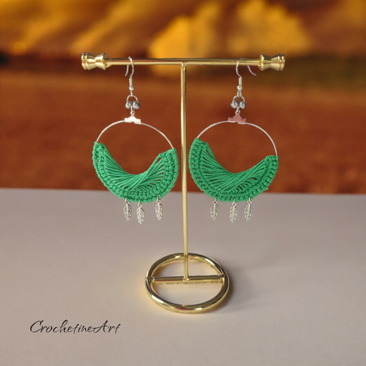 Boucles d'oreilles créoles Clelia réalisées en fil coton de couleur vert avec breloques petites plumes.