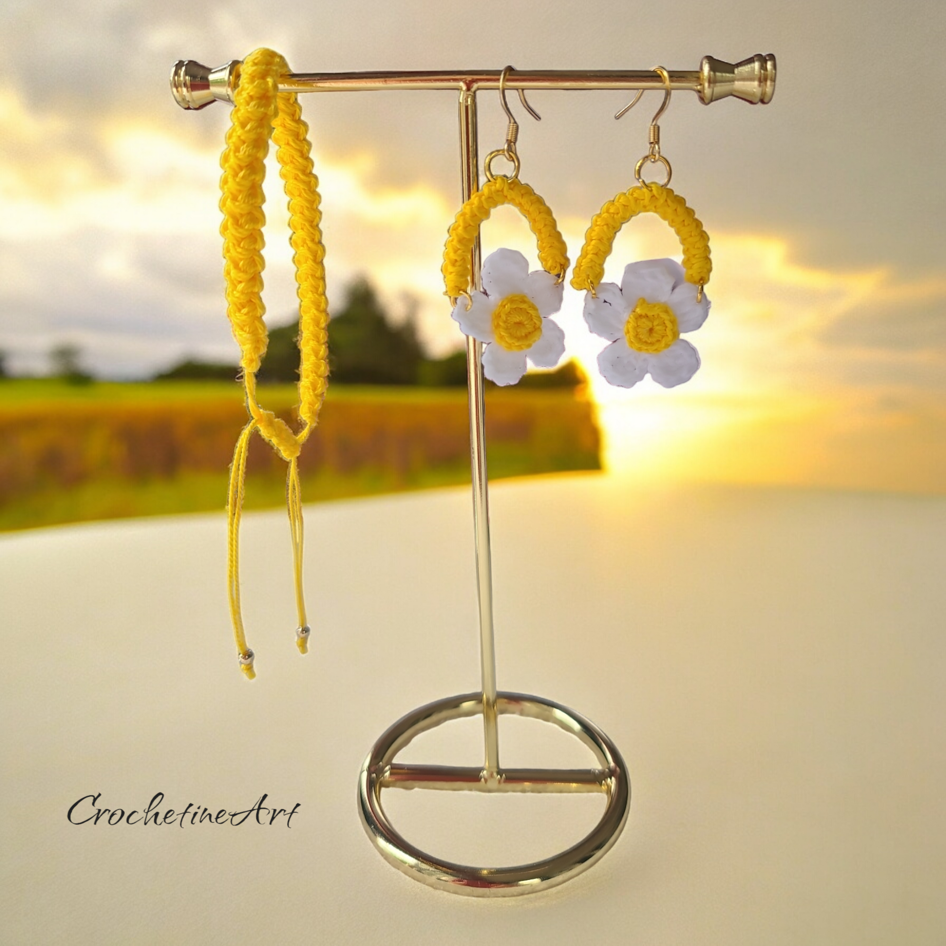 Boucles d'oreilles artisanales au crochet et son bracelet assortis réalisés en fil coton de couleur jaune et blanc