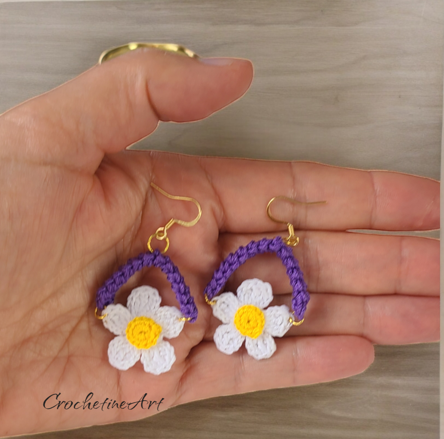 Boucles d'oreilles artisanales au crochet et son bracelet assortis réalisés en fil coton de couleur violet blanc et jaune