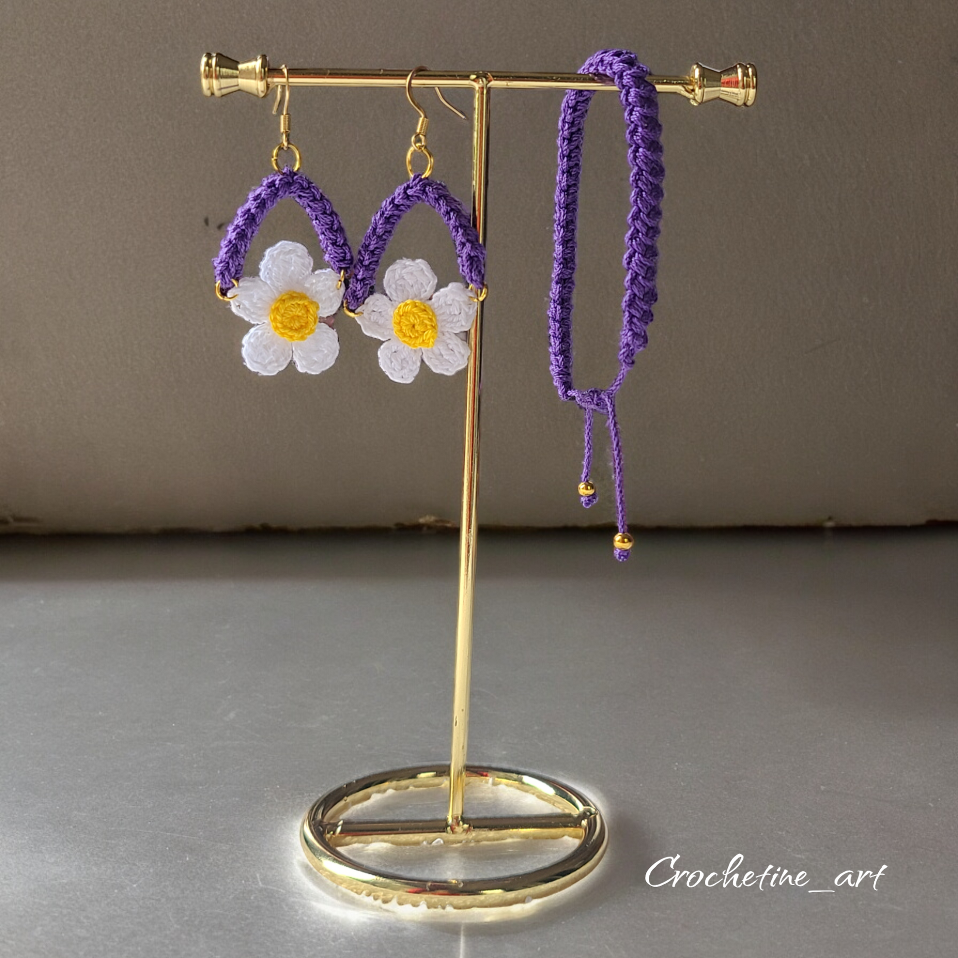 Boucles d'oreilles artisanales au crochet et son bracelet assorti réalisé en fil coton de couleur violet blanc et jaune