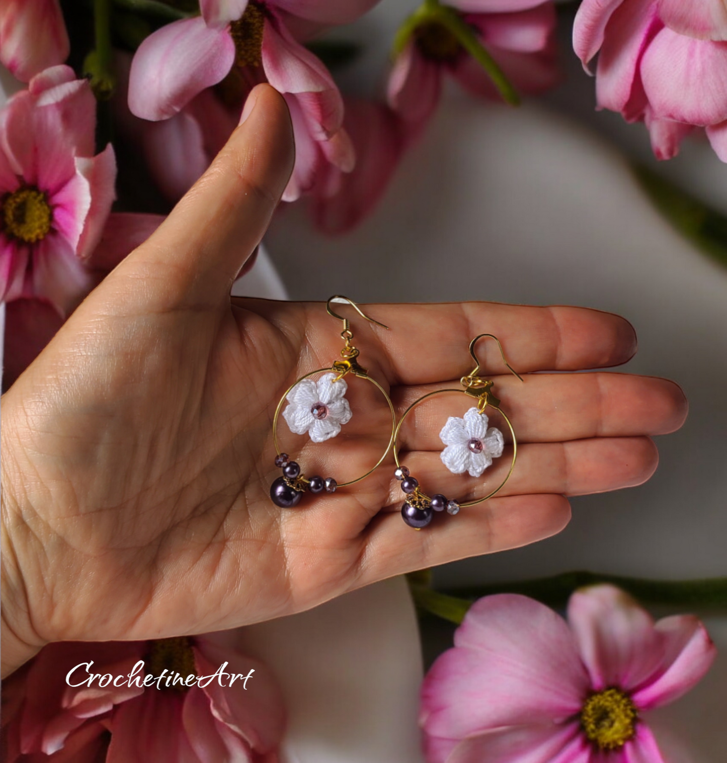 Boucles d'oreilles créoles  avec petite fleur au crochet fait main avec fil coton de couleur blanche ornées de petite perles de rocailles) et de culture (imitation)