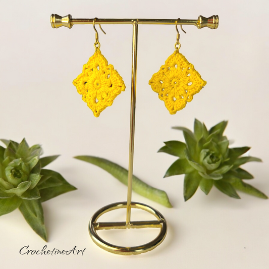 Boucles d'oreilles granny square au crochet. Boucles d'oreilles fait main réalisées avec fil coton de couleur jaune 