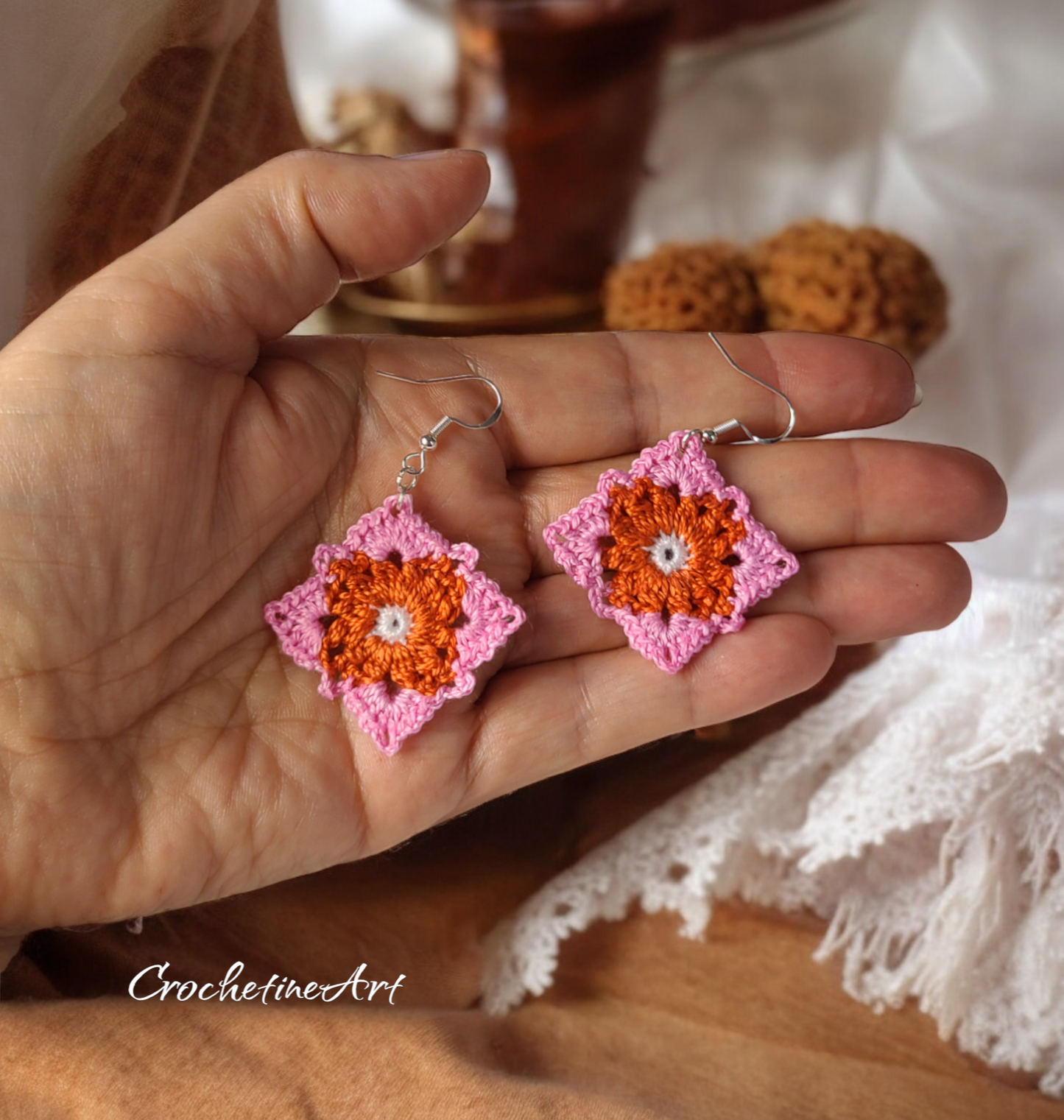 Boucles d'oreilles Granny Square au crochet boucles d'oreilles artisanales fait main avec fil coton 100 % de couleur rose, orange, blanc