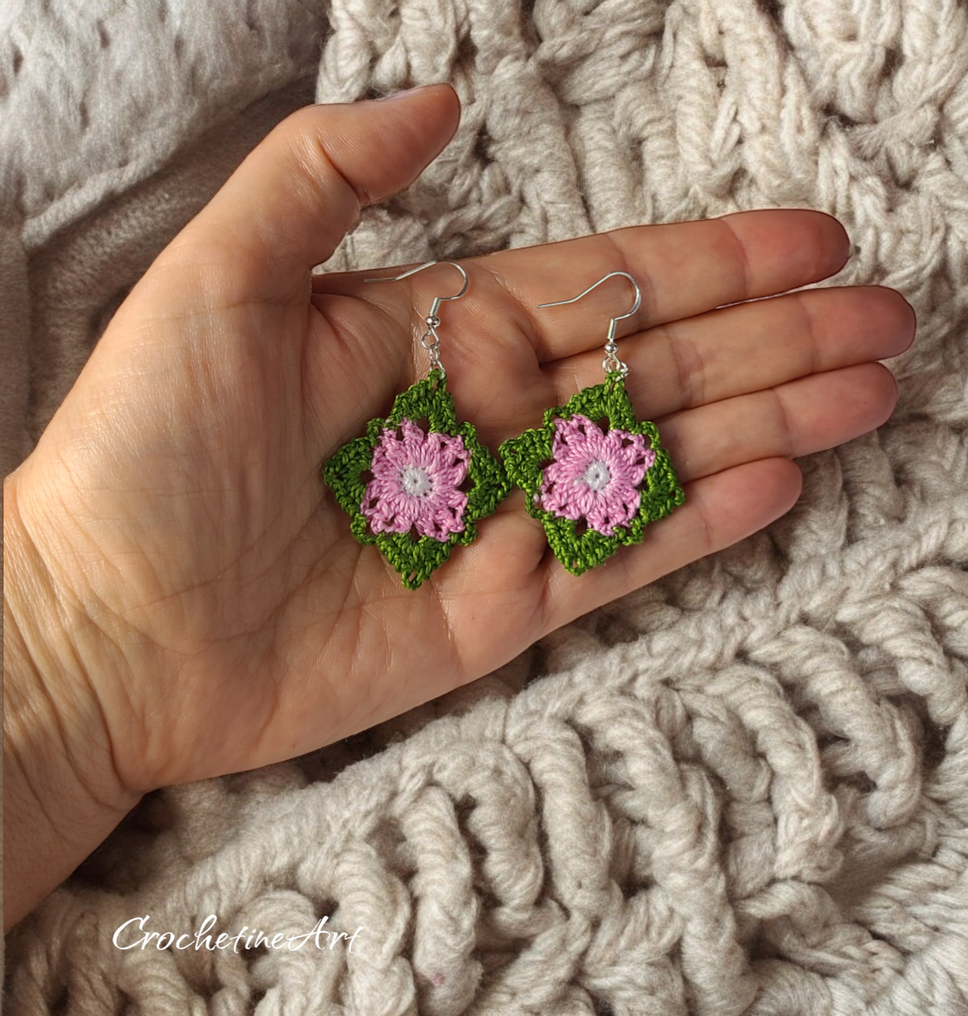 Boucles d'oreilles Granny Square au crochet boucles d'oreilles artisanales fait main avec fil coton 100 % de couleur rose, vert, blanc