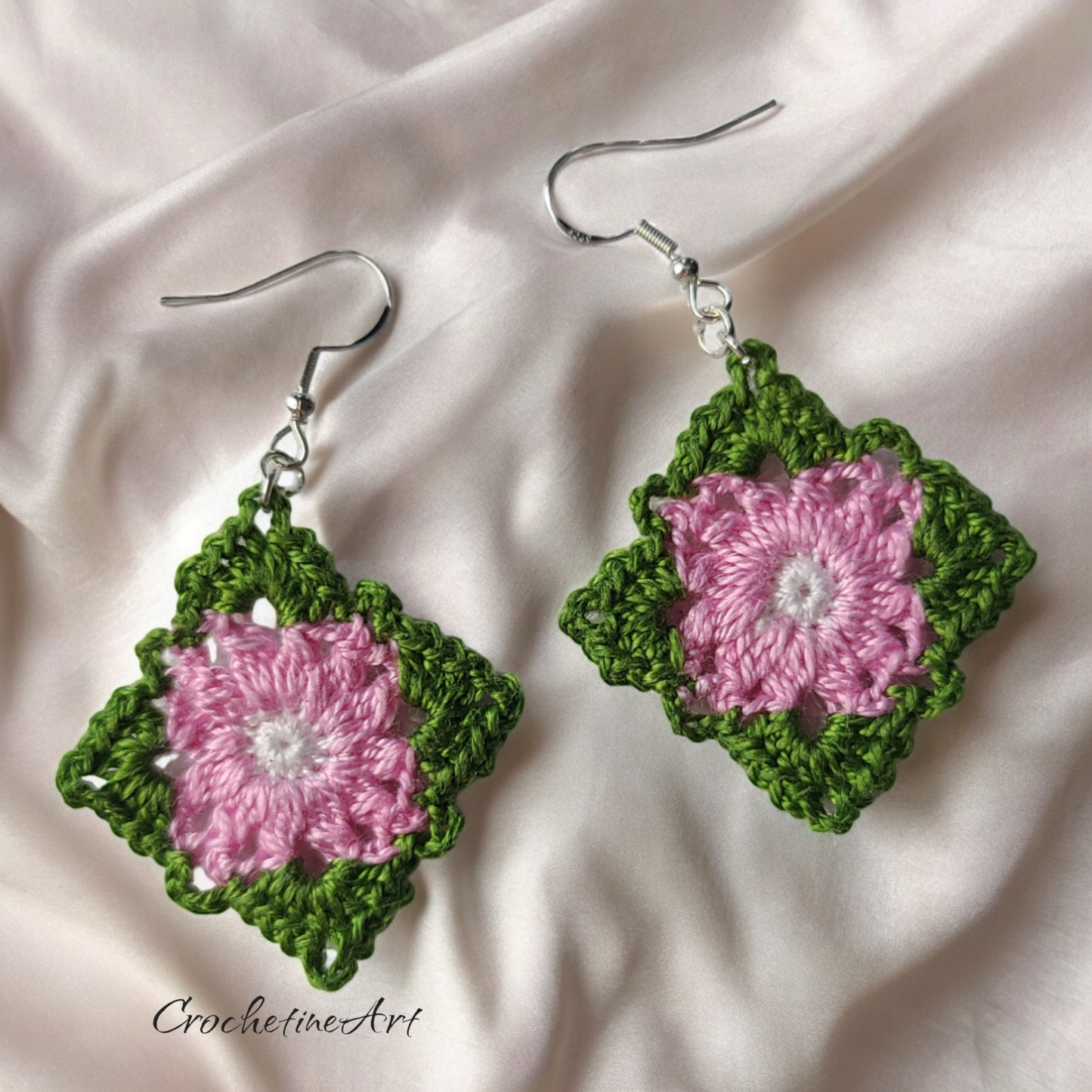 Boucles d'oreilles Granny Square au crochet boucles d'oreilles artisanales fait main avec fil coton 100 % de couleur rose, vert, blanc