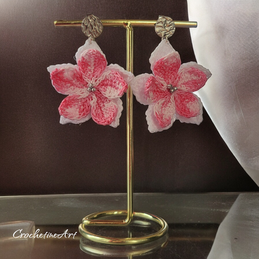 Boucles d'oreilles pendantes fleur Alizee fait main de couleur rose ty and dy et blanche, apprêt de bijou de couleur argent en acier inoxydable dimension 5 cm