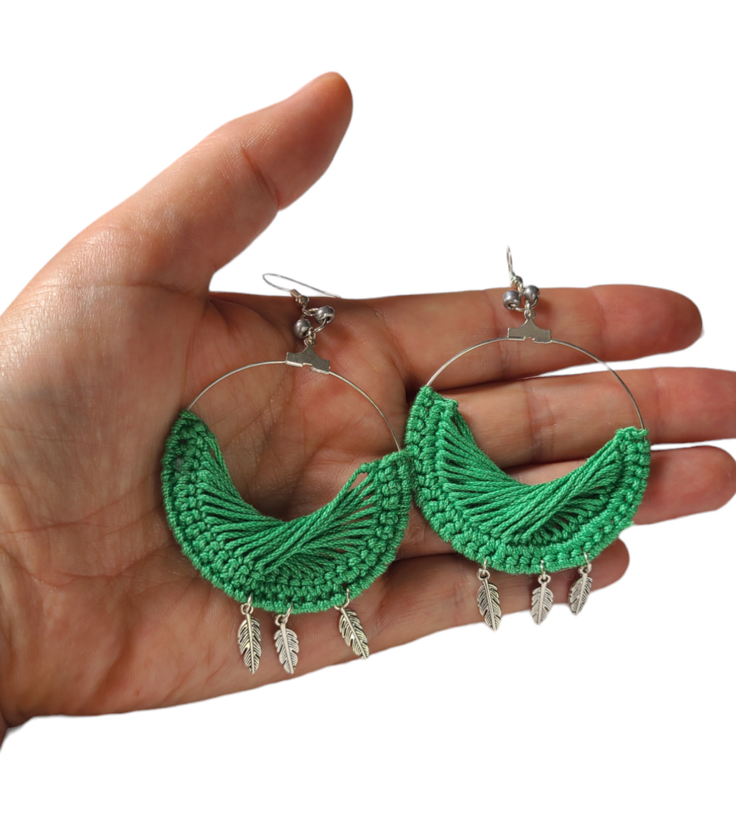 Boucles d'oreilles créoles Clelia réalisées en fil coton de couleur vert avec breloques petites plumes.