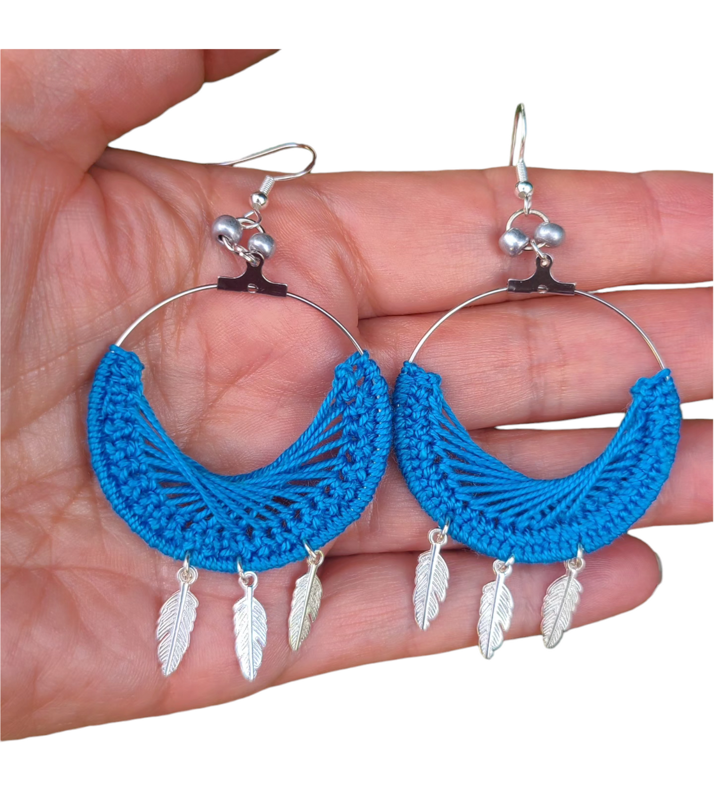 Boucles d'oreilles créoles Clelia réalisées en fil coton de couleur bleu avec breloques petites plumes.