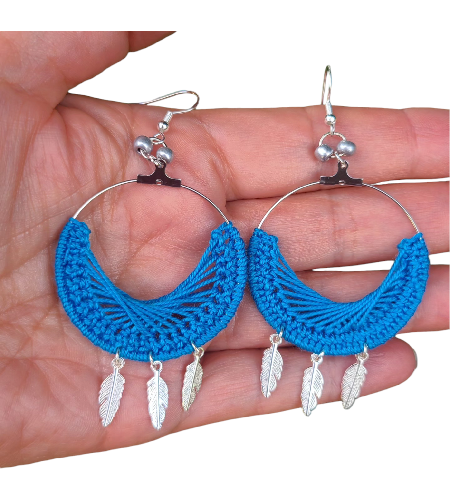 Boucles d'oreilles créoles Clelia réalisées en fil coton de couleur bleu avec breloques petites plumes.