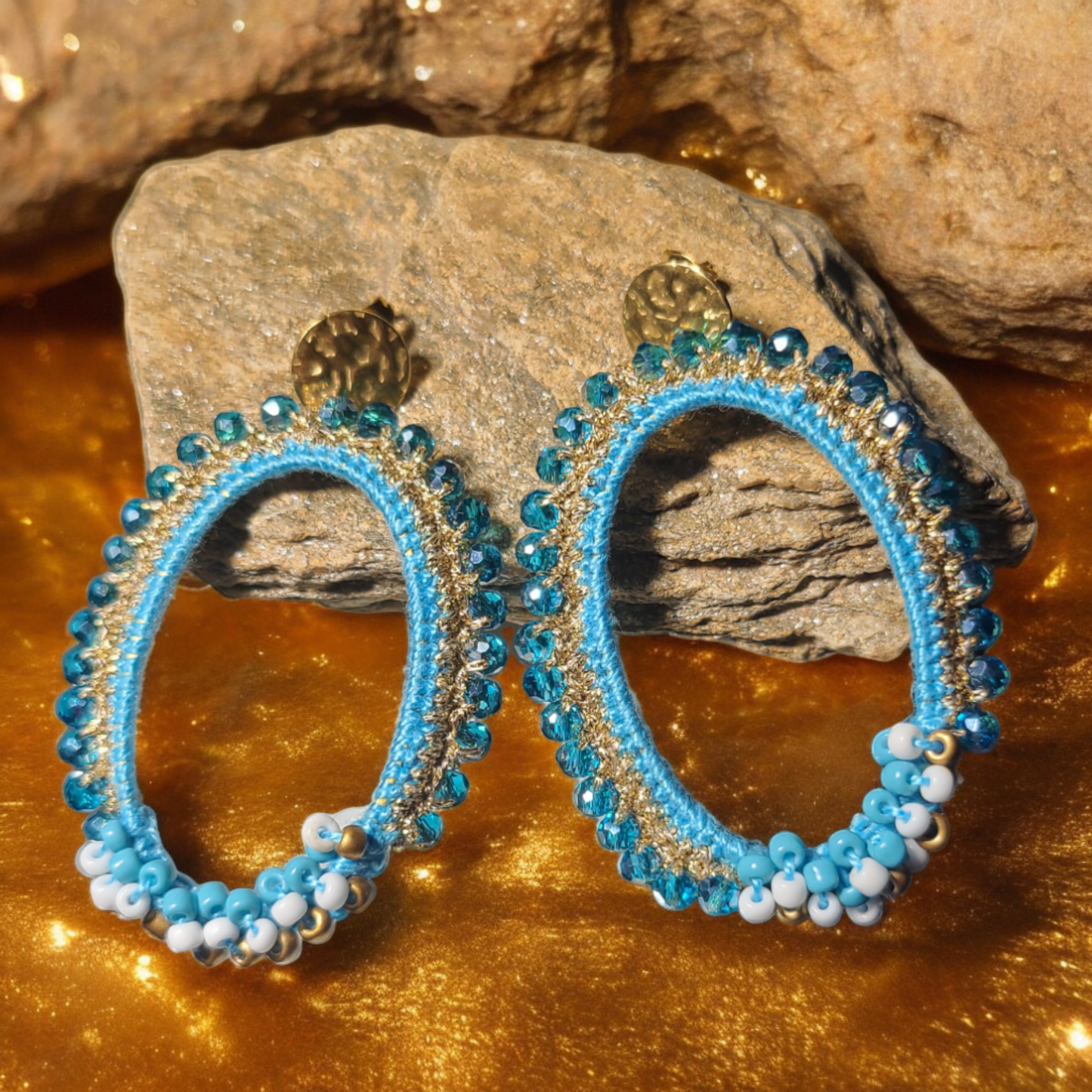 Boucles d'oreilles pendantes Massina au crochet de couleur bleue avec perles de crital et perles de rocaille