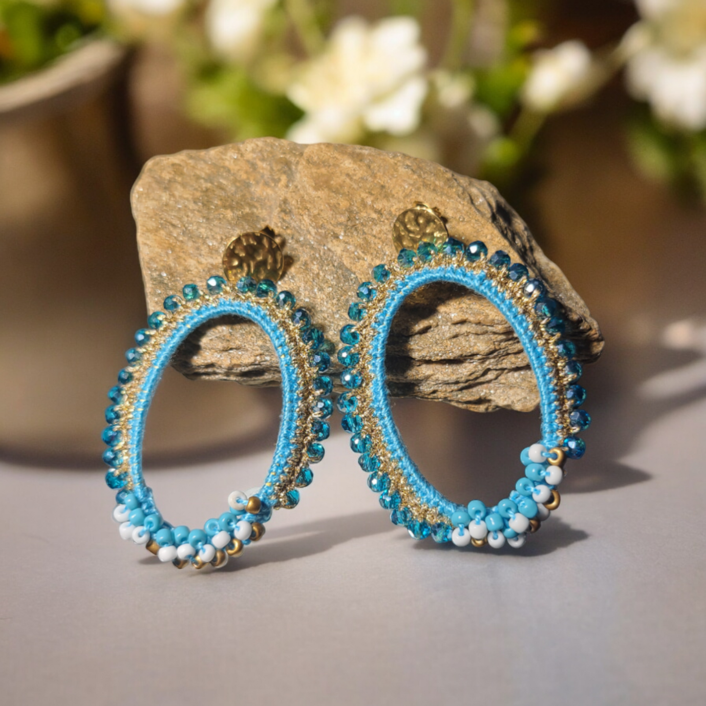 Boucles d'oreilles pendantes Massina au crochet de couleur bleue avec perles de crital et perles de rocaille